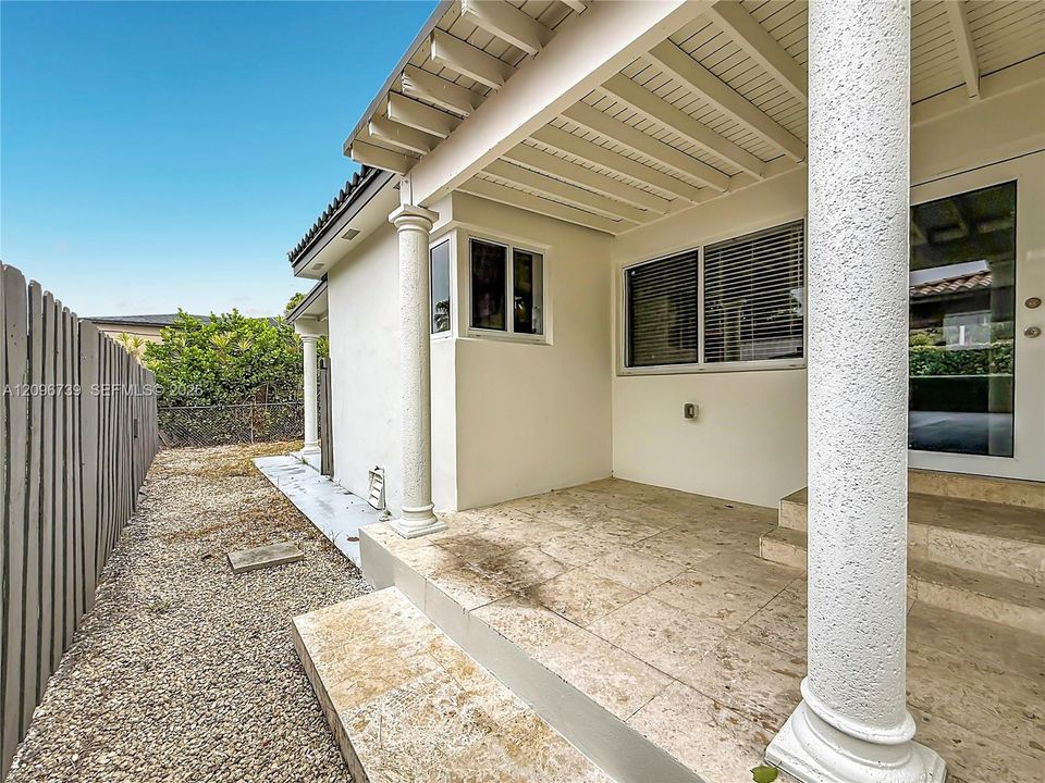 En Venta: $1,025,000 (3 camas, 3 baños, 1842 Pies cuadrados)