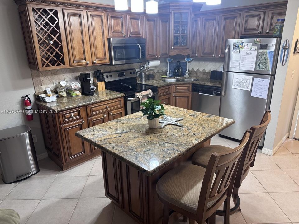 For Sale: $205,000 (1 beds, 1 baths, 689 Square Feet)