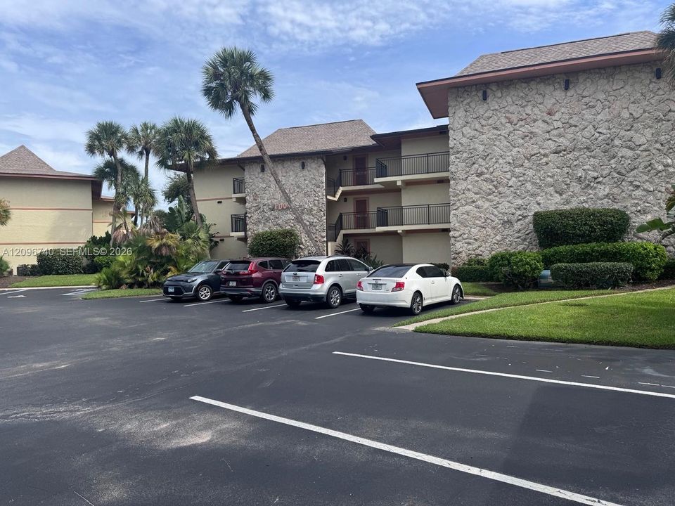 For Sale: $205,000 (1 beds, 1 baths, 689 Square Feet)