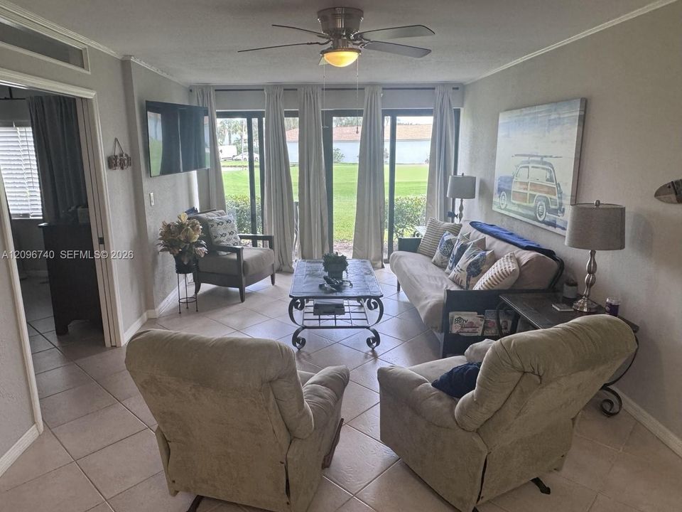 For Sale: $205,000 (1 beds, 1 baths, 689 Square Feet)