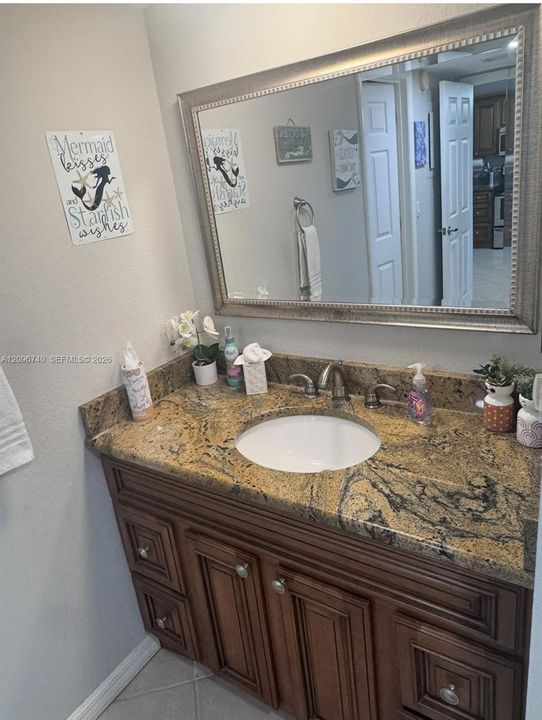 For Sale: $205,000 (1 beds, 1 baths, 689 Square Feet)