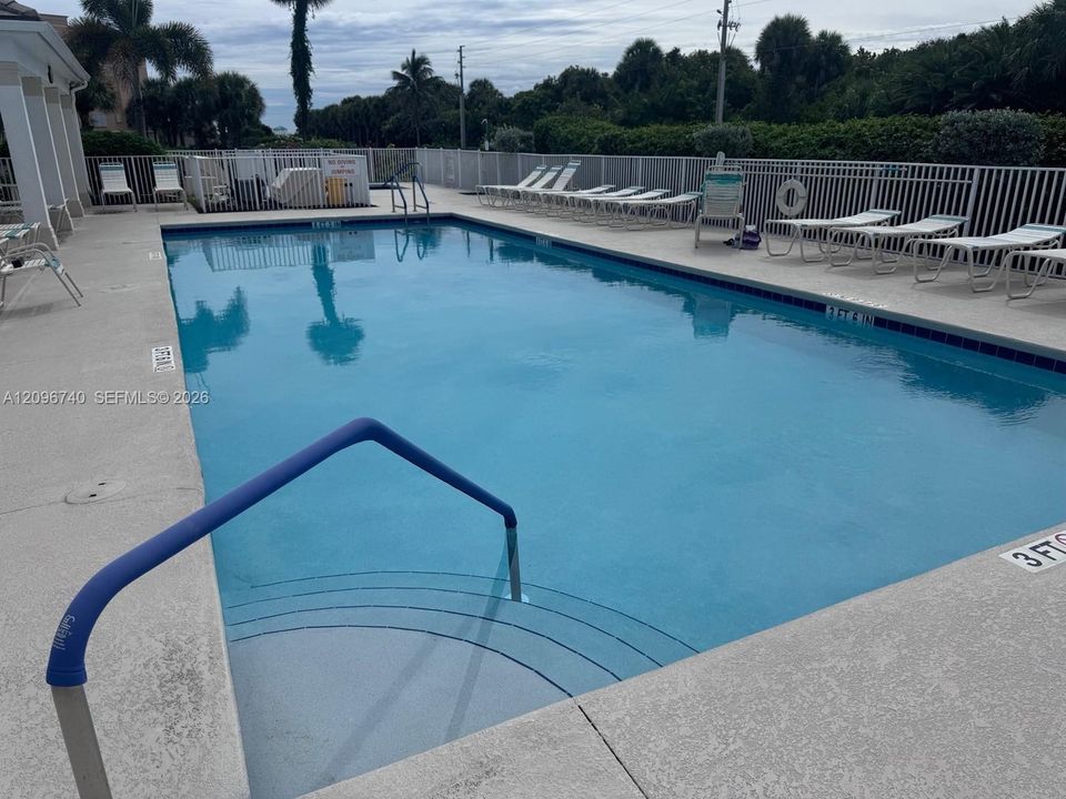 For Sale: $205,000 (1 beds, 1 baths, 689 Square Feet)