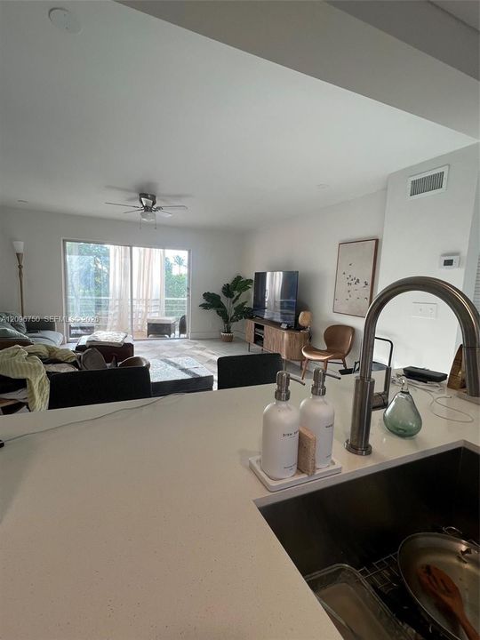 For Rent: $1,650 (1 beds, 1 baths, 785 Square Feet)