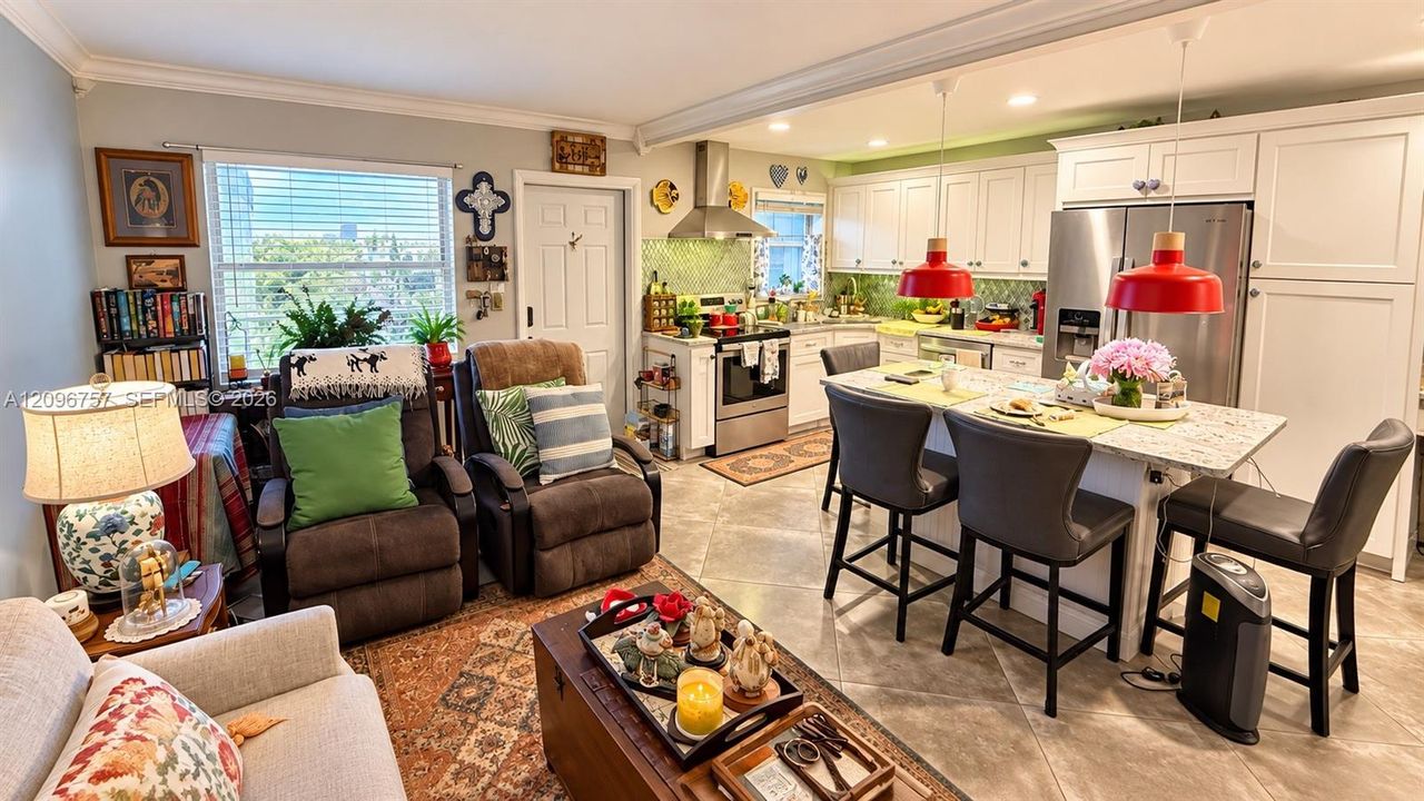 For Sale: $199,000 (1 beds, 1 baths, 637 Square Feet)