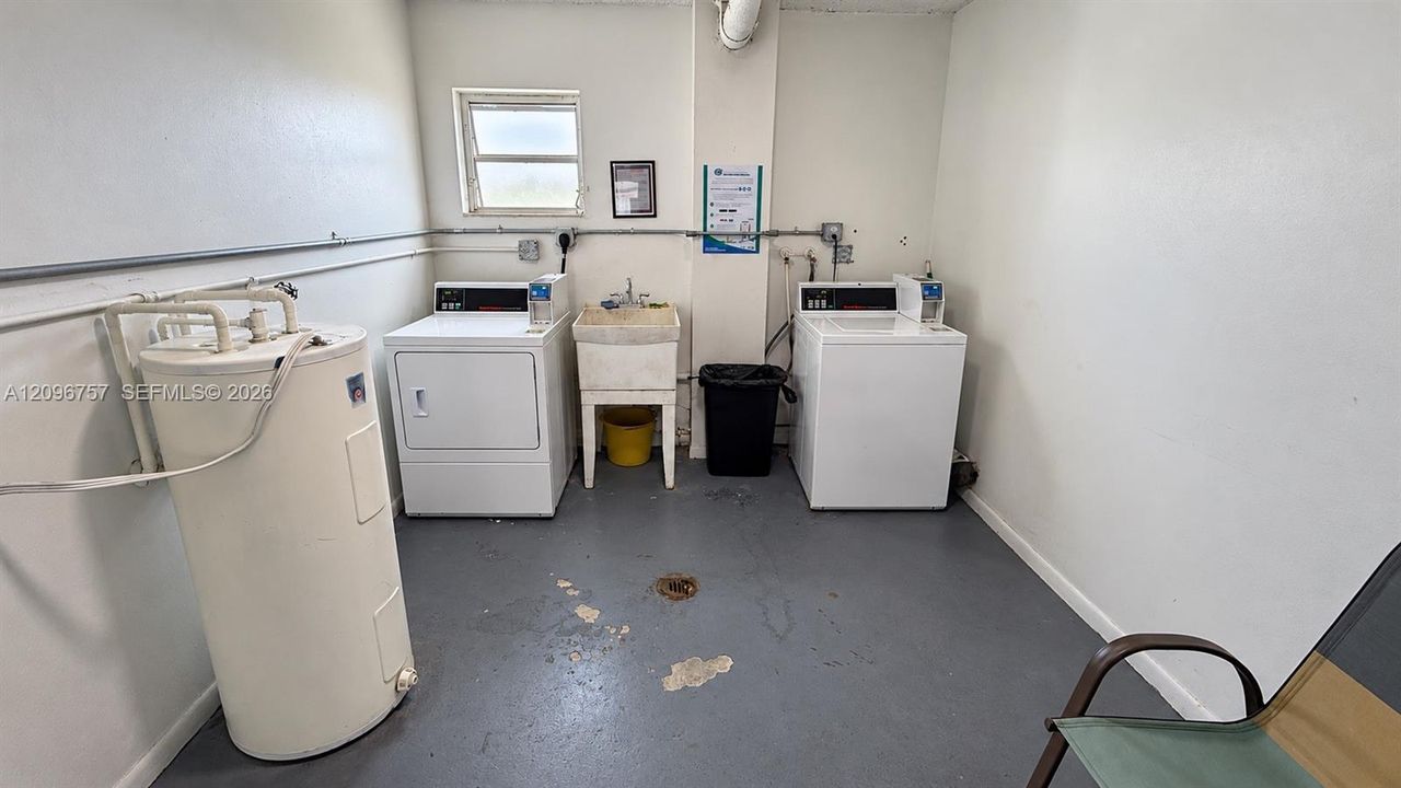 For Sale: $199,000 (1 beds, 1 baths, 637 Square Feet)
