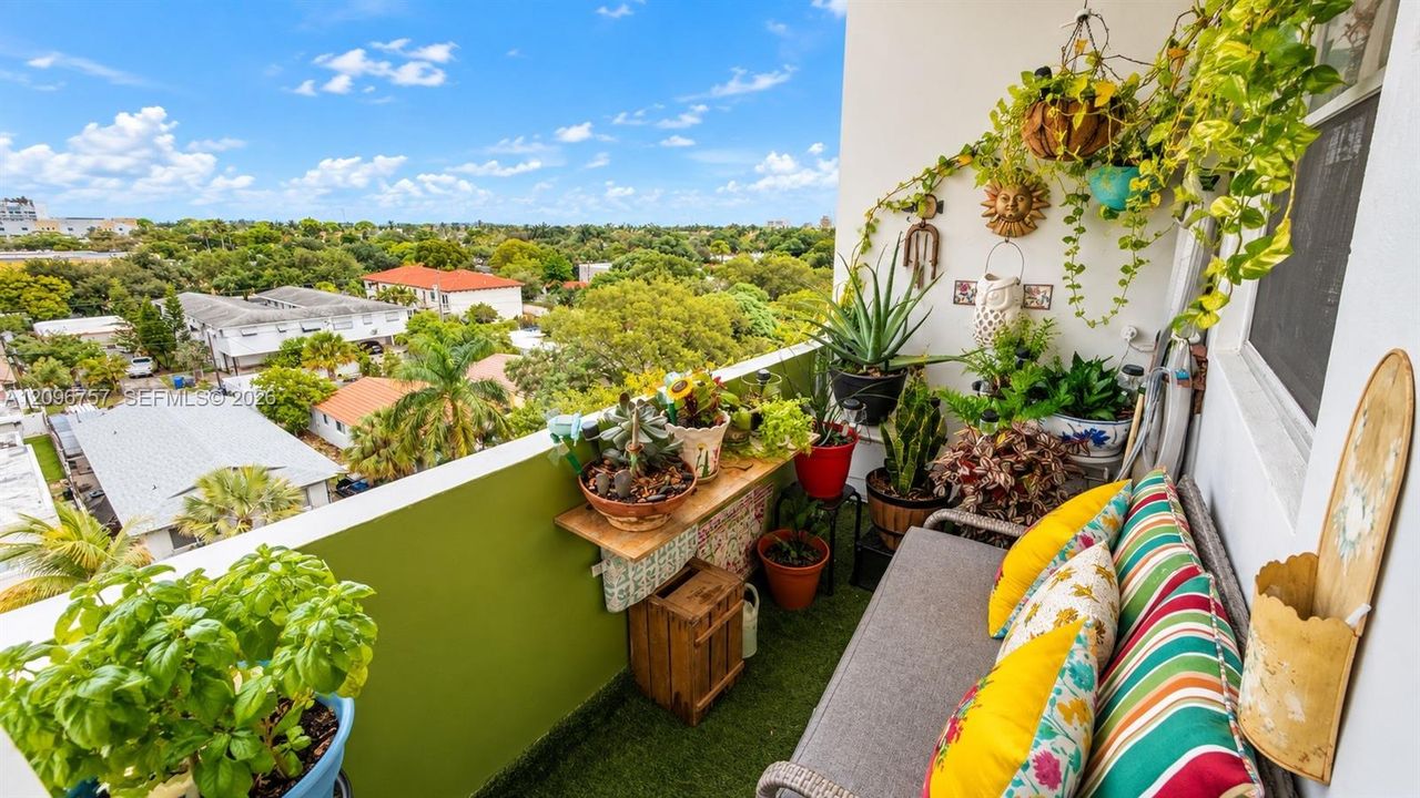 For Sale: $199,000 (1 beds, 1 baths, 637 Square Feet)