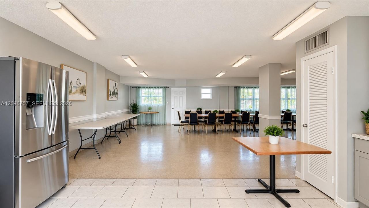 For Sale: $199,000 (1 beds, 1 baths, 637 Square Feet)