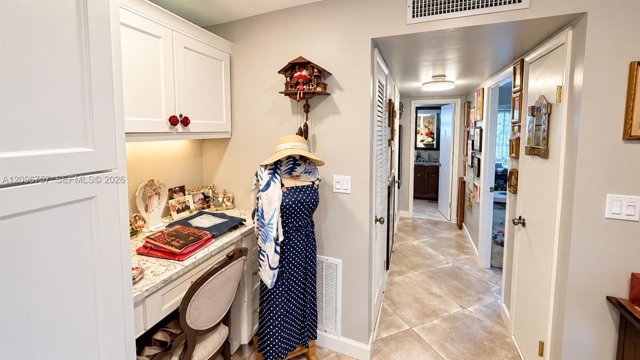 For Sale: $199,000 (1 beds, 1 baths, 637 Square Feet)
