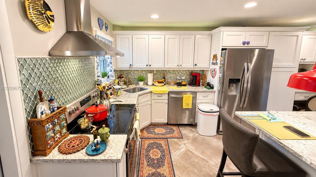 For Sale: $199,000 (1 beds, 1 baths, 637 Square Feet)