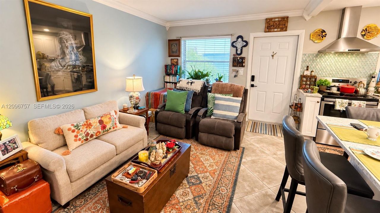 For Sale: $199,000 (1 beds, 1 baths, 637 Square Feet)