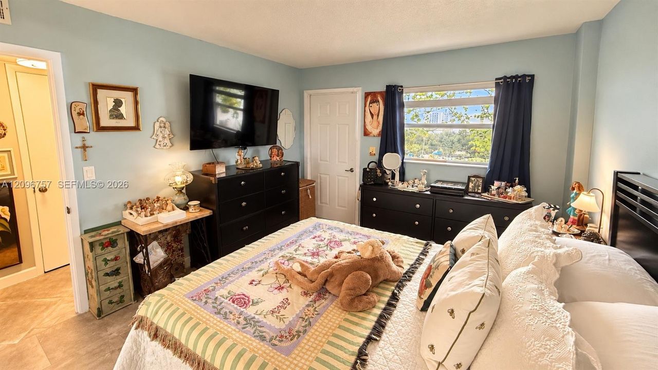 For Sale: $199,000 (1 beds, 1 baths, 637 Square Feet)