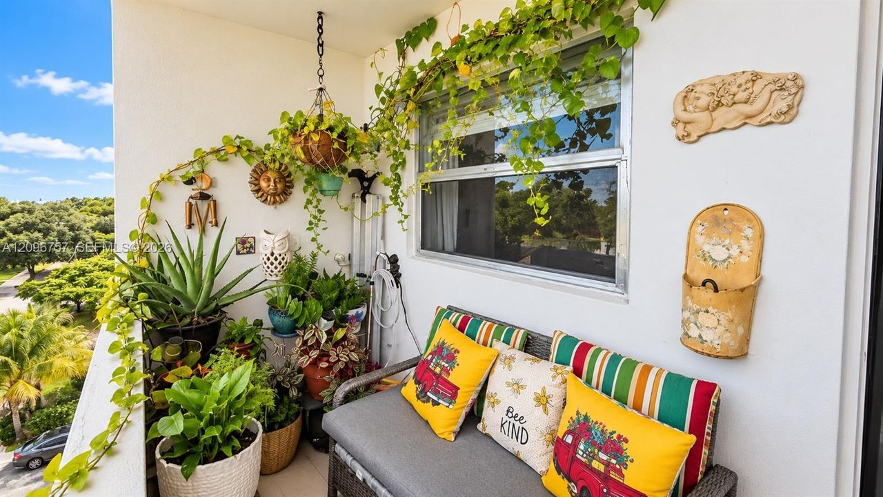 For Sale: $199,000 (1 beds, 1 baths, 637 Square Feet)