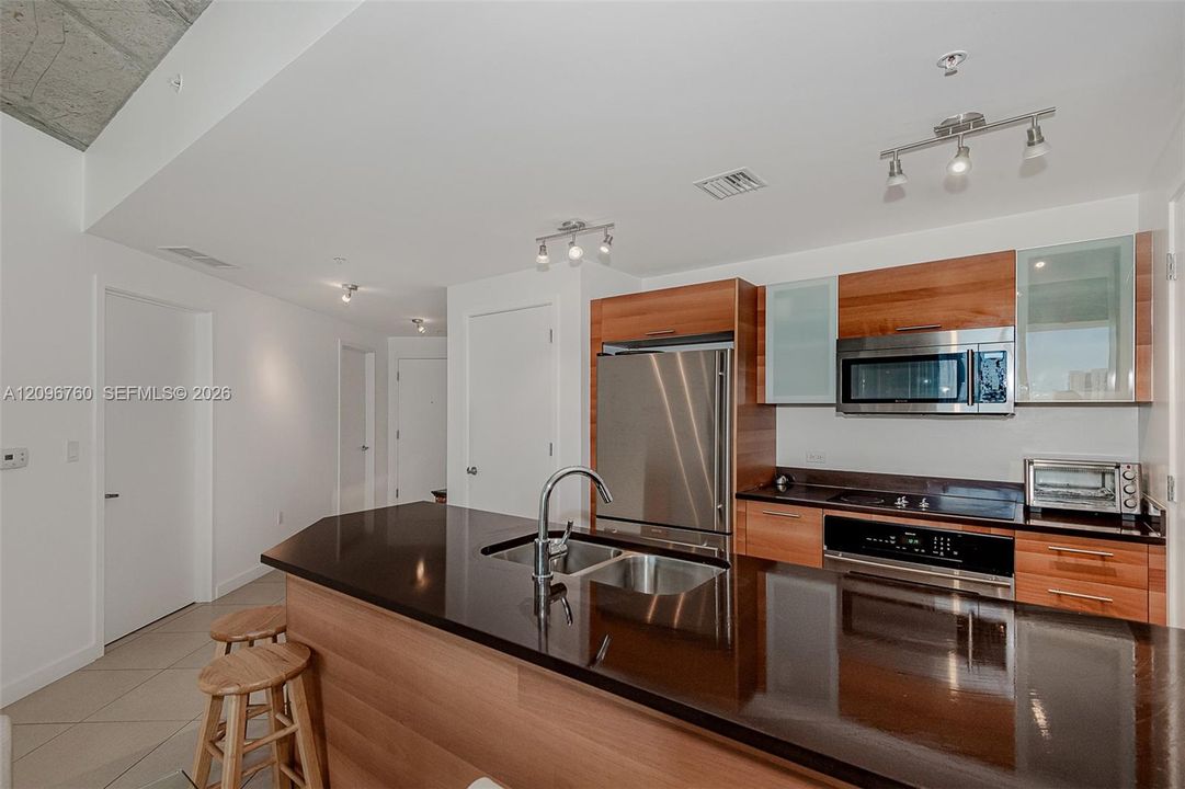 For Rent: $3,970 (1 beds, 1 baths, 861 Square Feet)