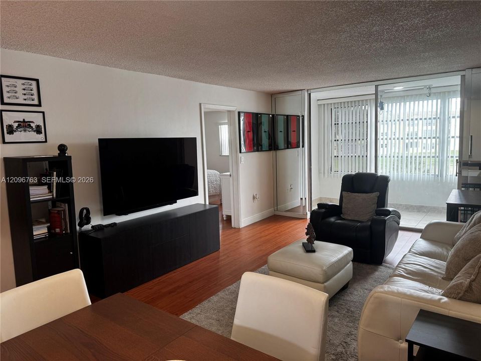 В аренду: $1,800 (2 спален, 2 ванн, 850 Квадратных фут)