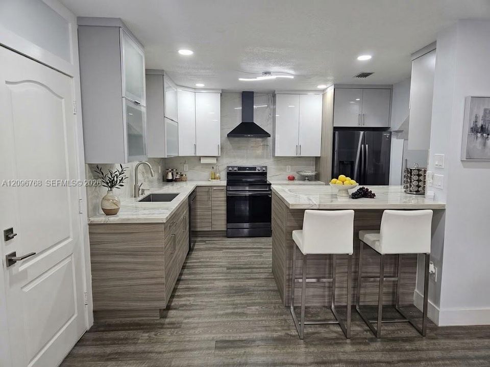 En Venta: $685,000 (3 camas, 3 baños, 1933 Pies cuadrados)