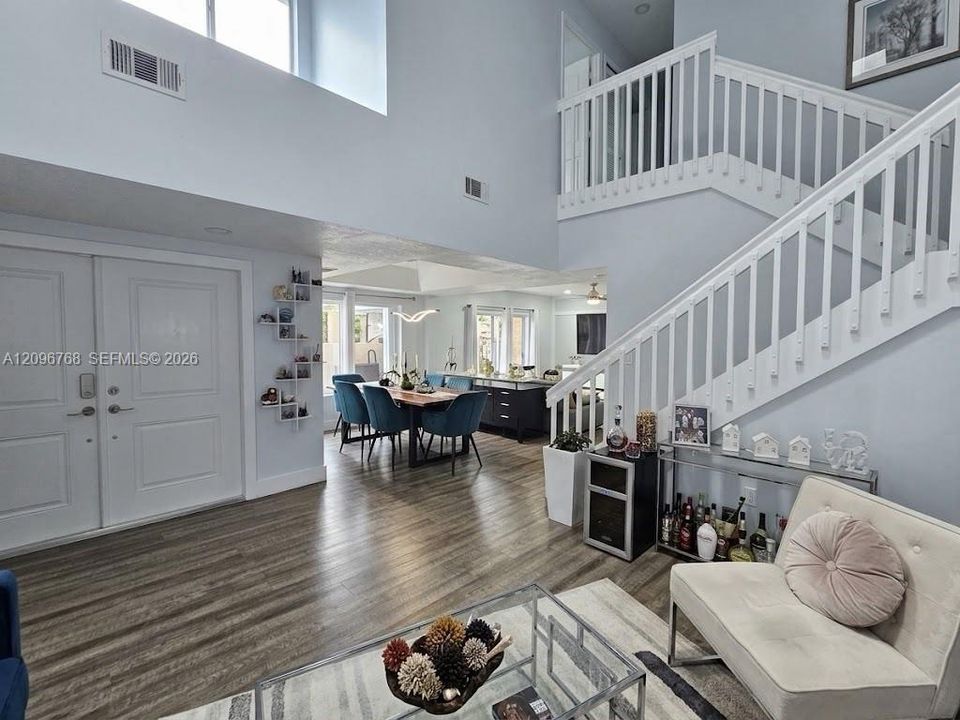En Venta: $685,000 (3 camas, 3 baños, 1933 Pies cuadrados)