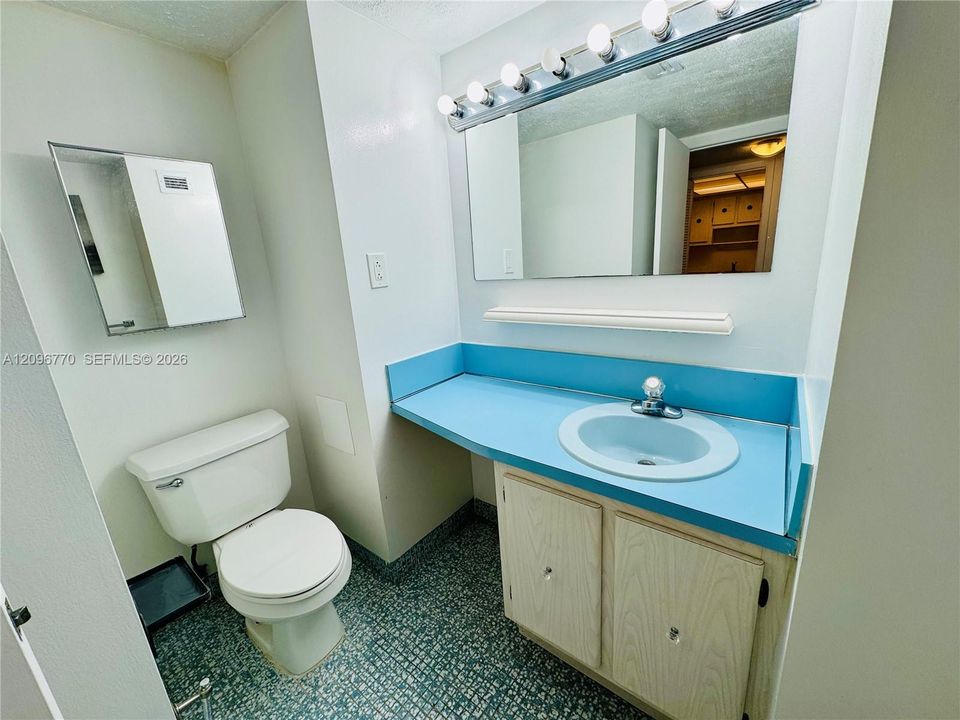 Guest 1/2 Bath