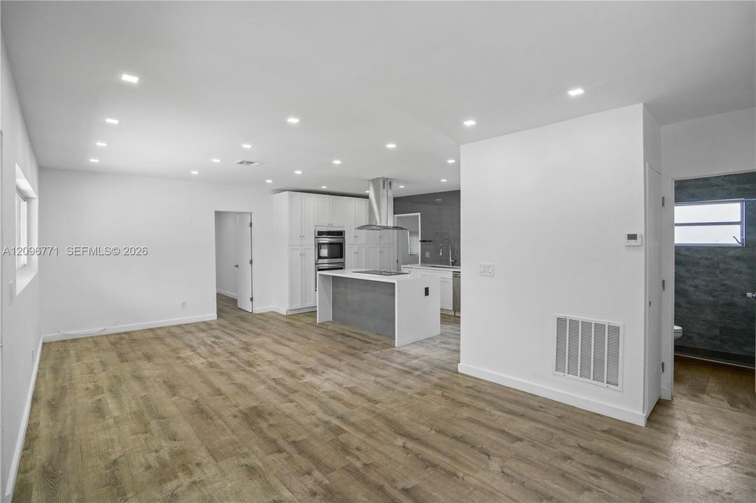 For Sale: $849,000 (3 beds, 3 baths, 965 Square Feet)