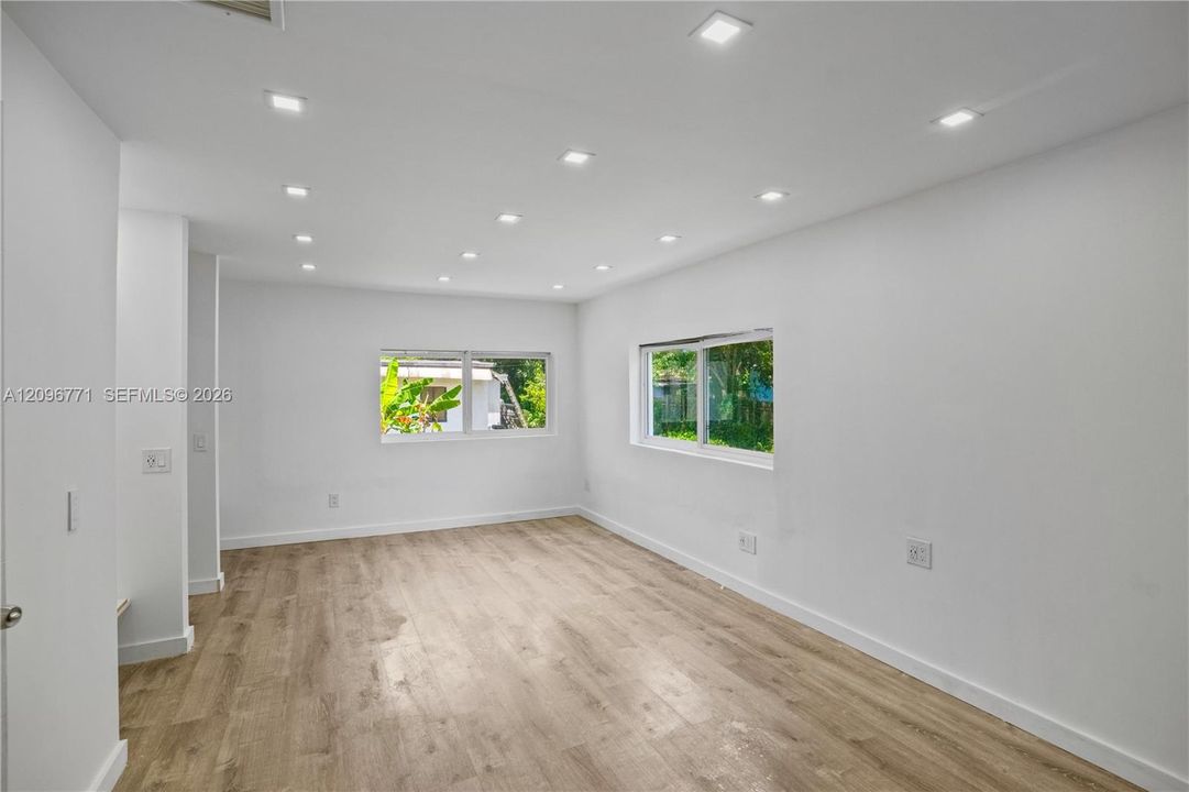 For Sale: $849,000 (3 beds, 3 baths, 965 Square Feet)