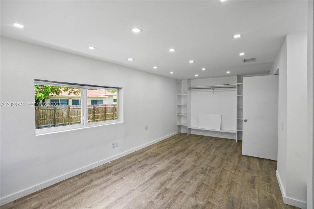 For Sale: $849,000 (3 beds, 3 baths, 965 Square Feet)