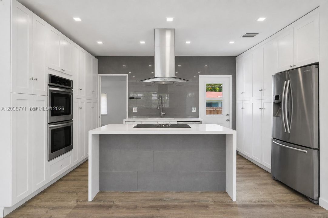 For Sale: $849,000 (3 beds, 3 baths, 965 Square Feet)