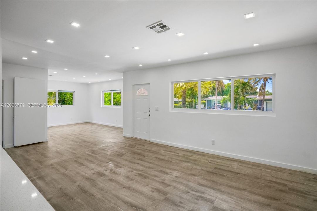 For Sale: $849,000 (3 beds, 3 baths, 965 Square Feet)