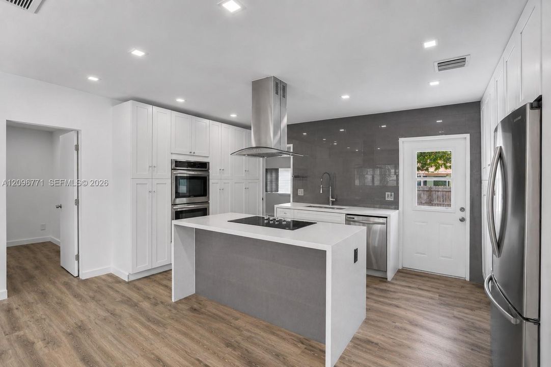 For Sale: $849,000 (3 beds, 3 baths, 965 Square Feet)