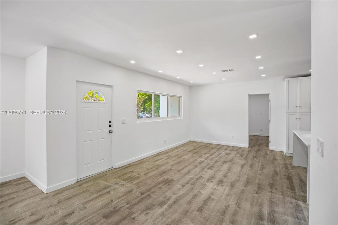 For Sale: $849,000 (3 beds, 3 baths, 965 Square Feet)