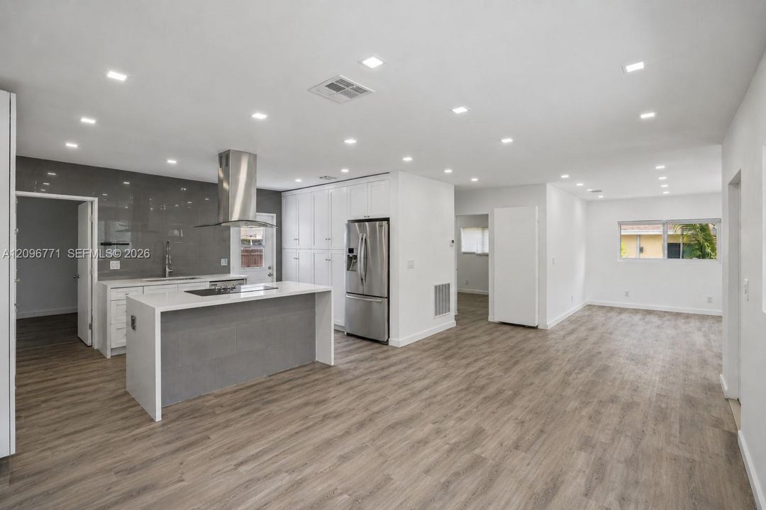 For Sale: $849,000 (3 beds, 3 baths, 965 Square Feet)
