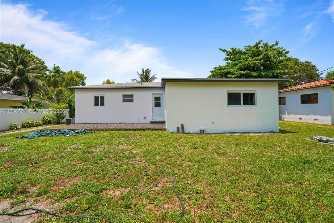For Sale: $849,000 (3 beds, 3 baths, 965 Square Feet)