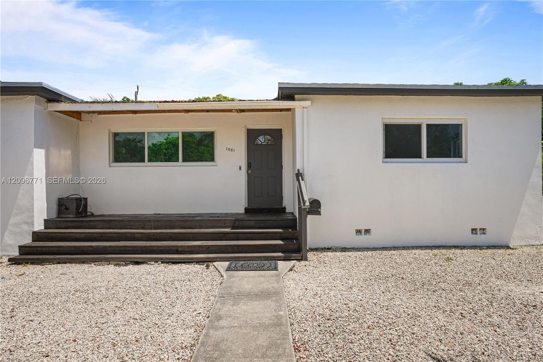 For Sale: $849,000 (3 beds, 3 baths, 965 Square Feet)