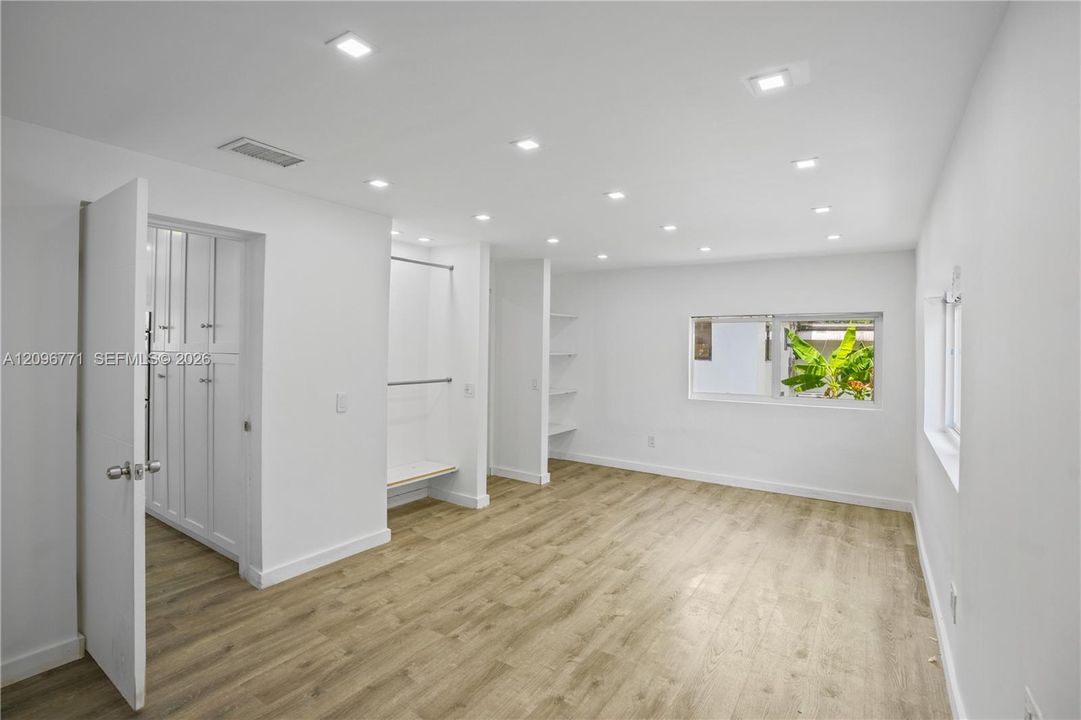 For Sale: $849,000 (3 beds, 3 baths, 965 Square Feet)