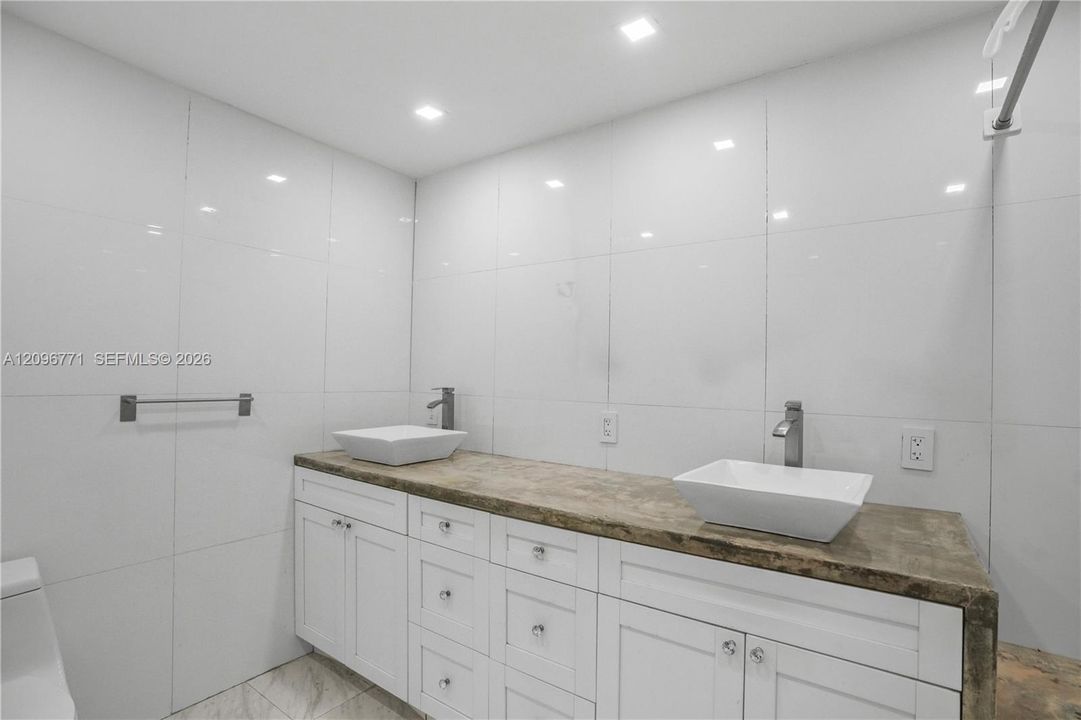 For Sale: $849,000 (3 beds, 3 baths, 965 Square Feet)