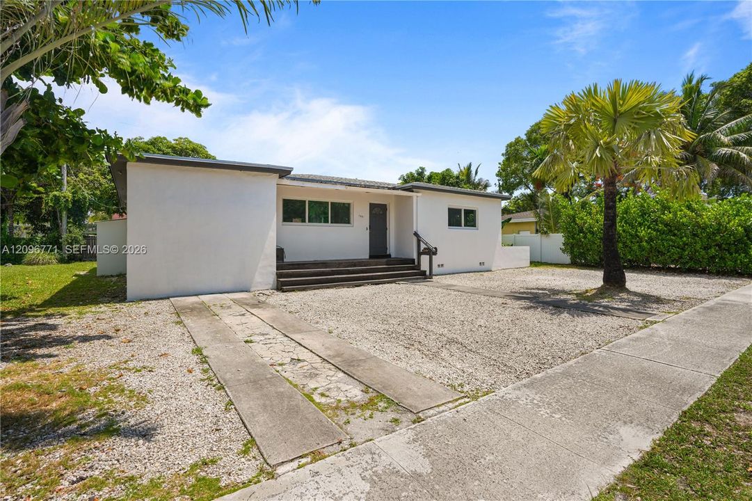 For Sale: $849,000 (3 beds, 3 baths, 965 Square Feet)