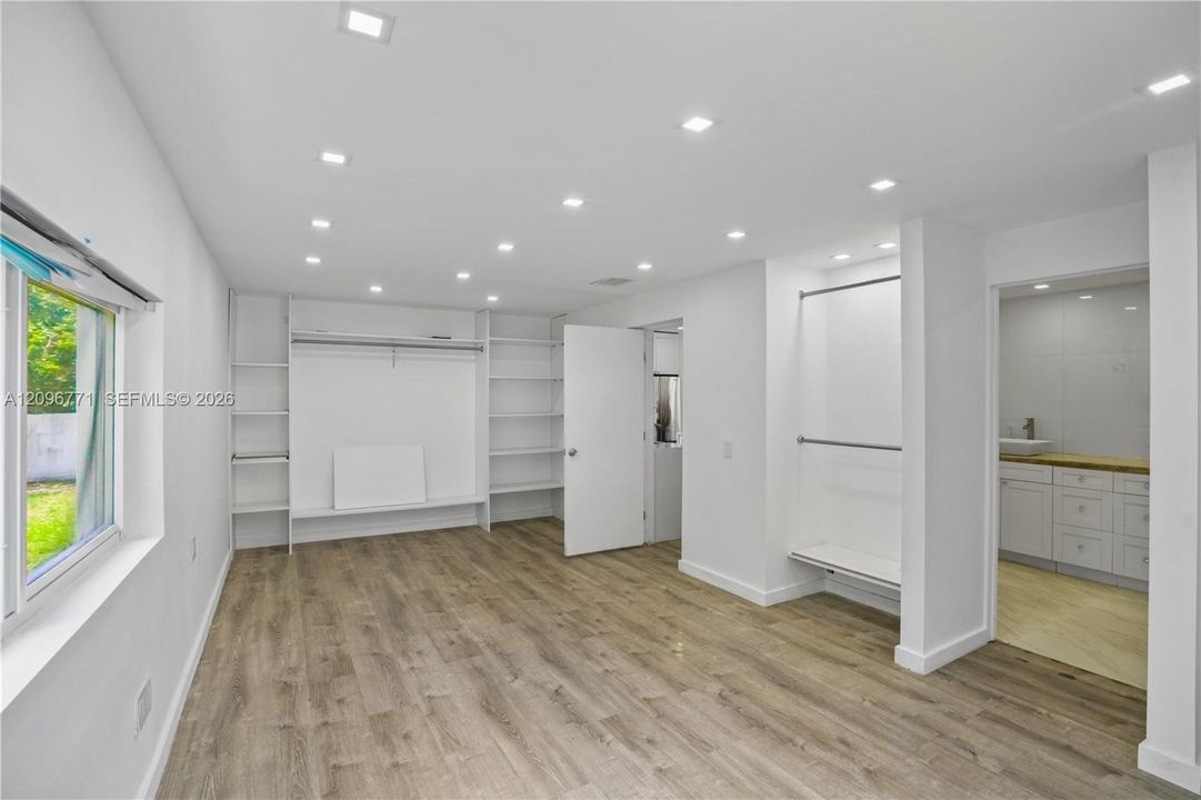 For Sale: $849,000 (3 beds, 3 baths, 965 Square Feet)