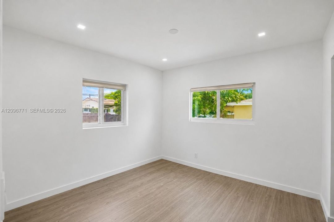 For Sale: $849,000 (3 beds, 3 baths, 965 Square Feet)