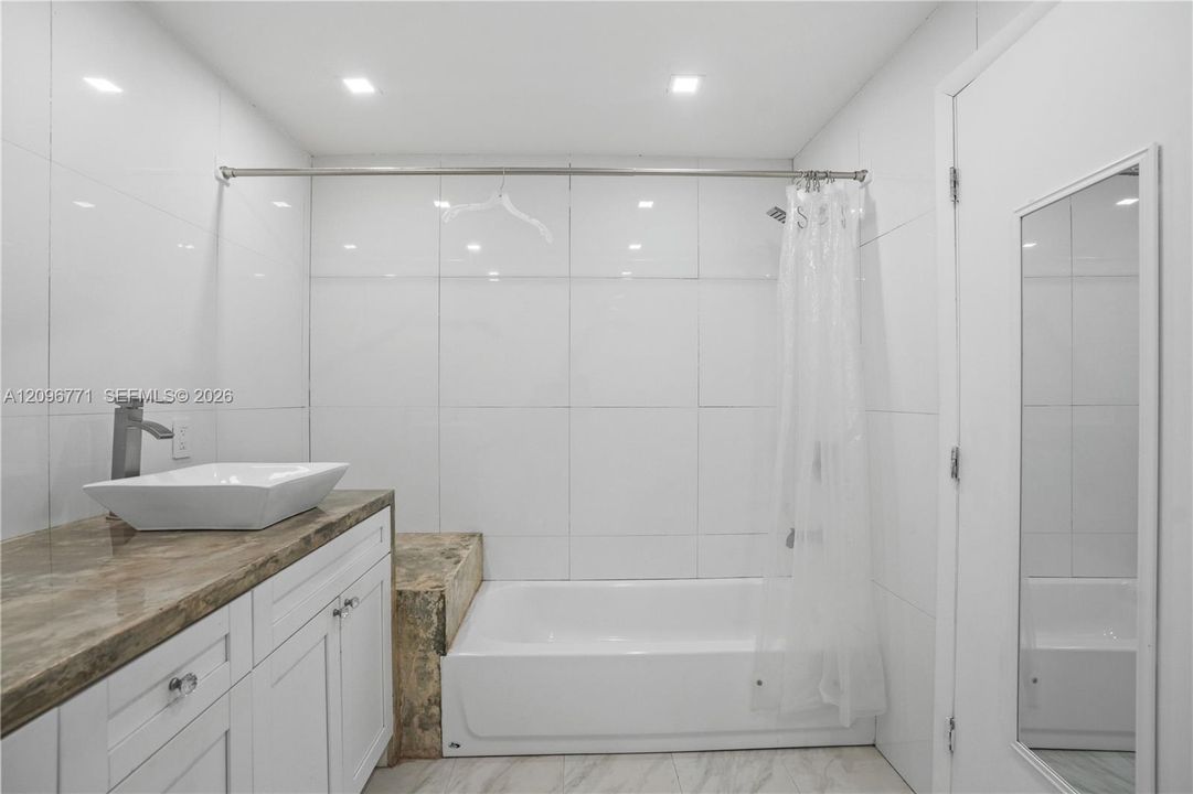 For Sale: $849,000 (3 beds, 3 baths, 965 Square Feet)