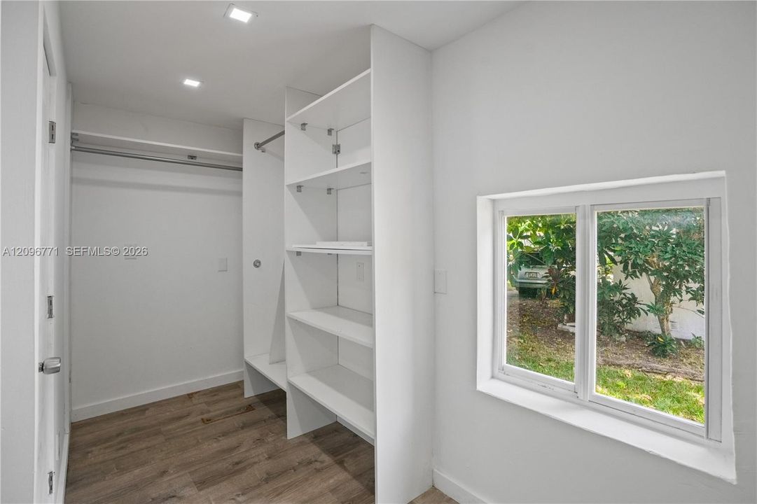 For Sale: $849,000 (3 beds, 3 baths, 965 Square Feet)