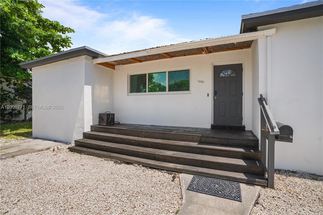 For Sale: $849,000 (3 beds, 3 baths, 965 Square Feet)