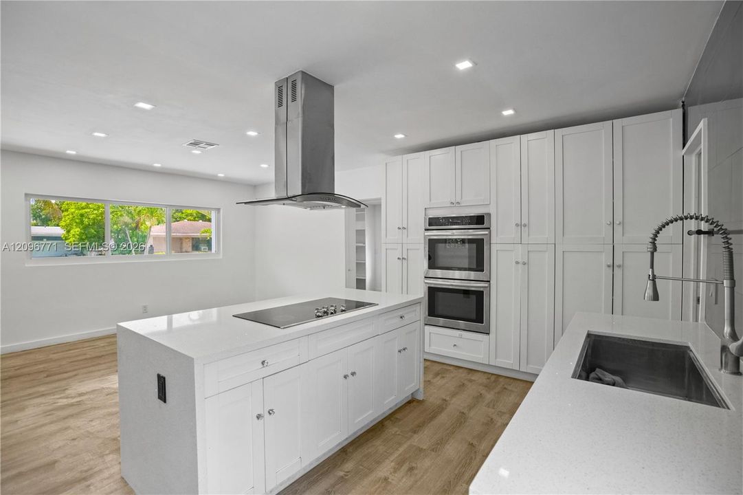 For Sale: $849,000 (3 beds, 3 baths, 965 Square Feet)