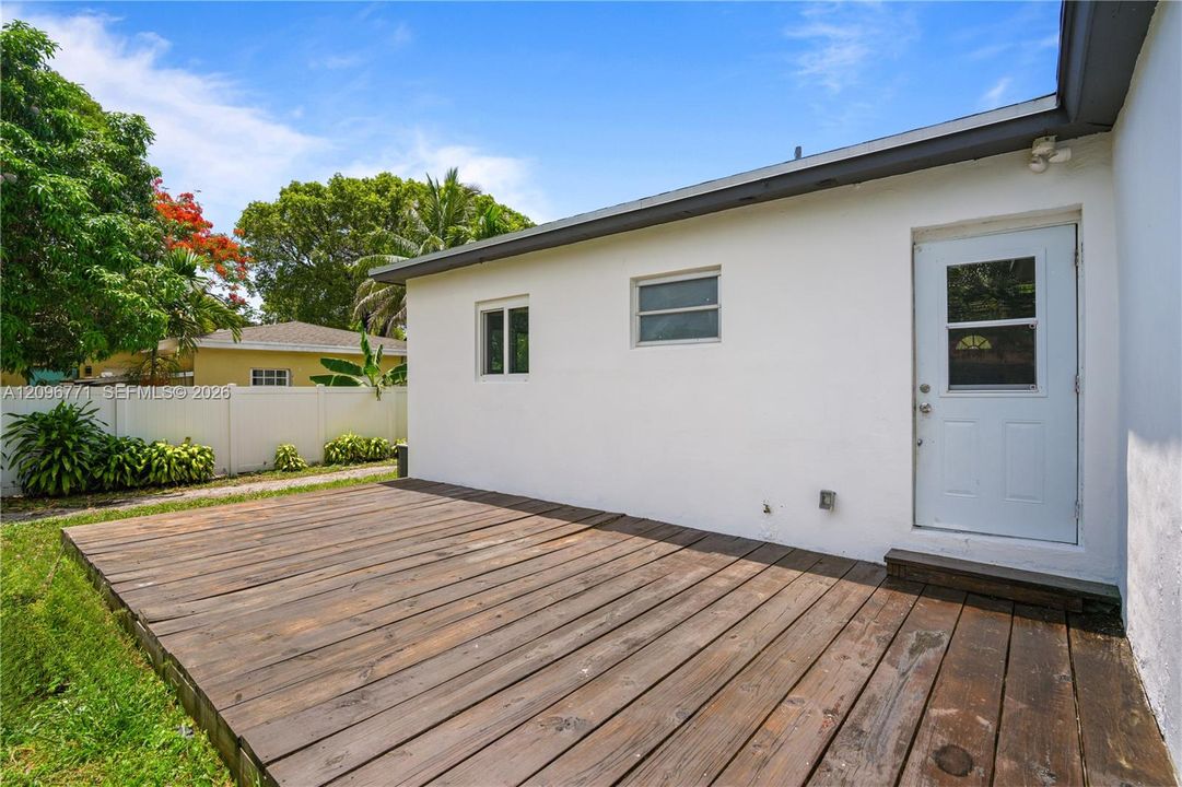 For Sale: $849,000 (3 beds, 3 baths, 965 Square Feet)