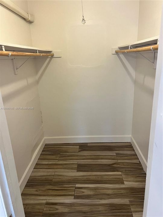 For Rent: $1,450 (1 beds, 1 baths, 2700 Square Feet)