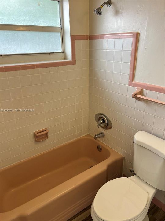 For Rent: $1,450 (1 beds, 1 baths, 2700 Square Feet)