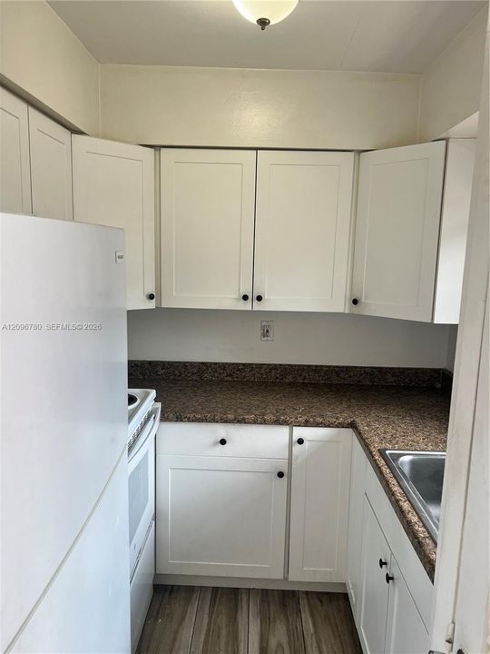 For Rent: $1,450 (1 beds, 1 baths, 2700 Square Feet)