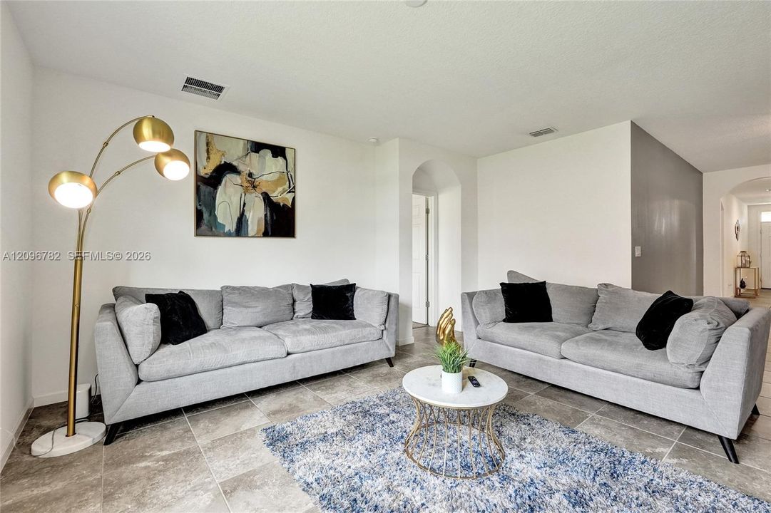 En Venta: $359,900 (4 camas, 2 baños, 1867 Pies cuadrados)