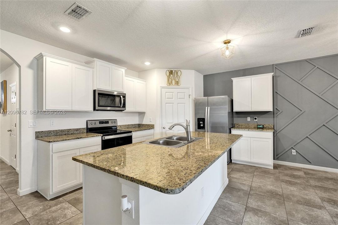 En Venta: $359,900 (4 camas, 2 baños, 1867 Pies cuadrados)