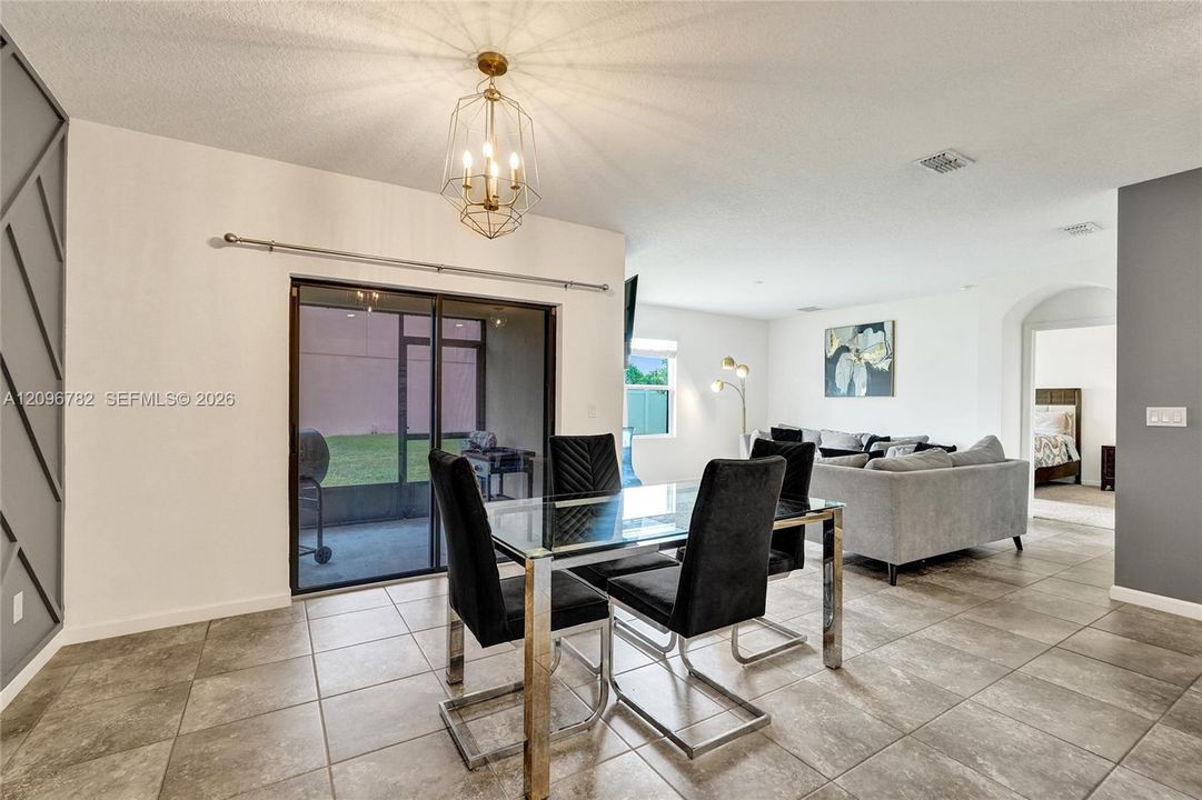 En Venta: $359,900 (4 camas, 2 baños, 1867 Pies cuadrados)