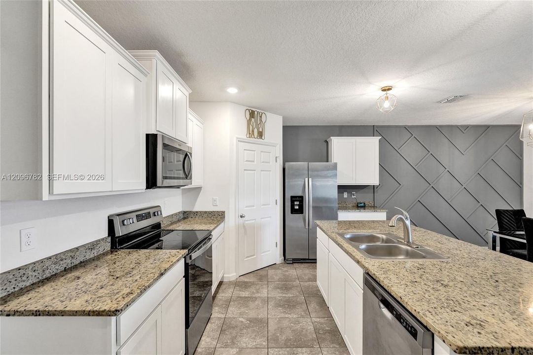 En Venta: $359,900 (4 camas, 2 baños, 1867 Pies cuadrados)