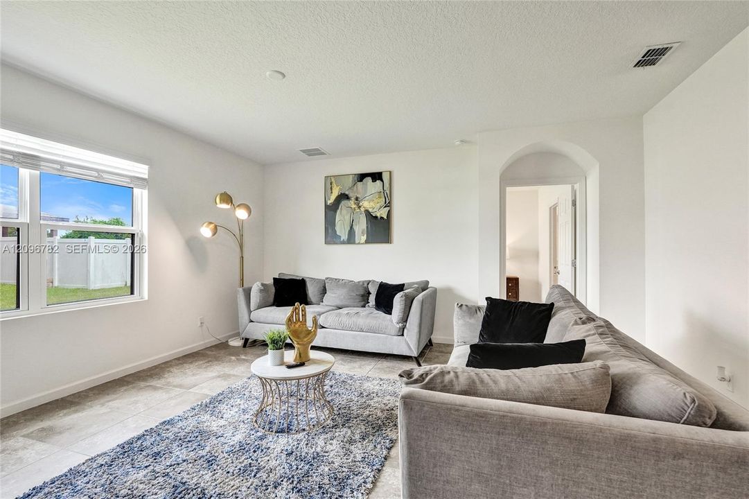En Venta: $359,900 (4 camas, 2 baños, 1867 Pies cuadrados)