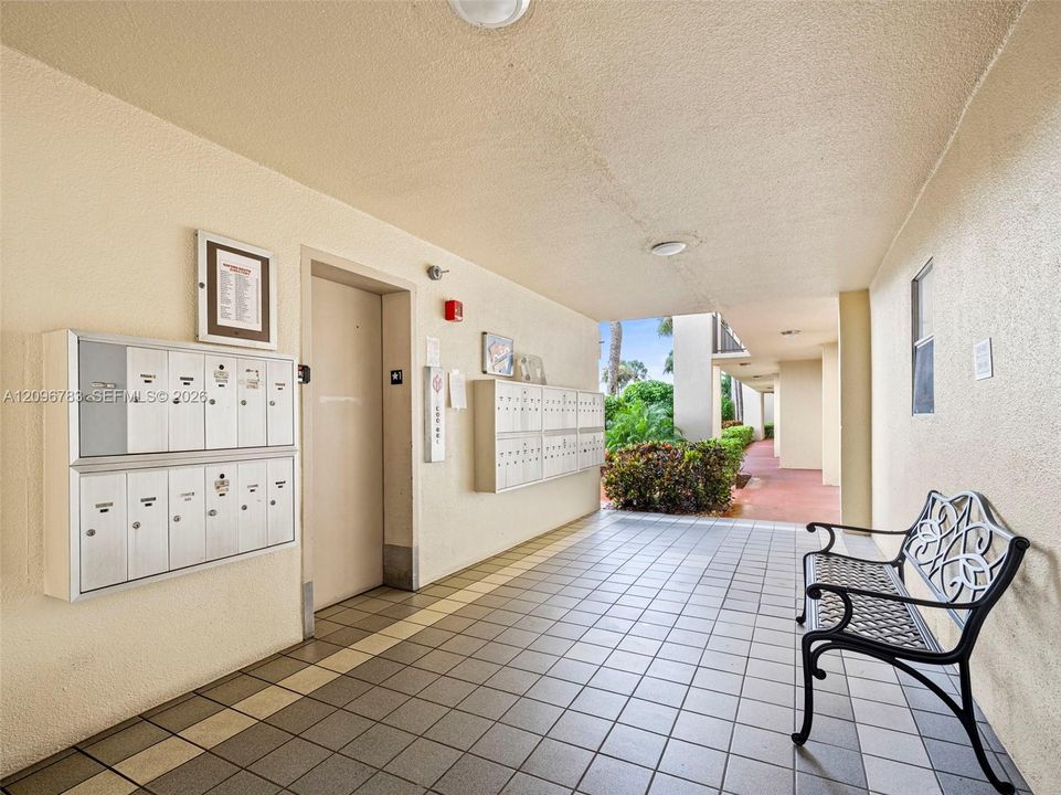 For Sale: $179,999 (2 beds, 2 baths, 1090 Square Feet)